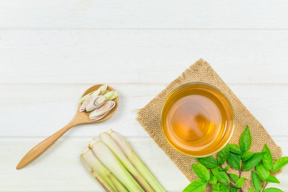 مفيدة لمشاكل المعدة والجهاز الهضمي.. طرق استخدام عشبة الليمون ومحاذير تناولها