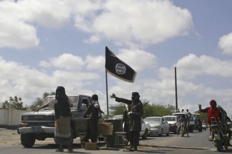 “القاعدة” يبث رسالة مصوّرة لموظف في الأمم المتحدة باليمن.. ناشد فيها تلبية مطالب التنظيم لإنقاذ حياته