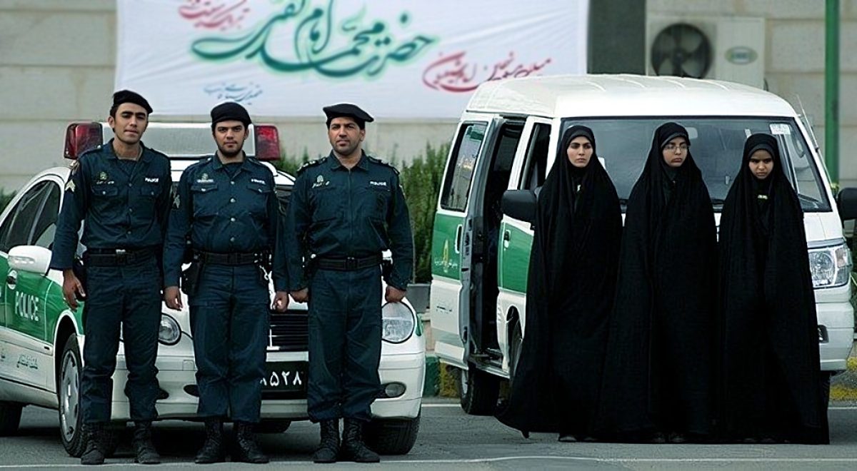 تعتقل المخالفين وتفرض “الشادور”.. قصة “شرطة الأخلاق” التي تثير غضب الإيرانيين منذ 17 عاماً