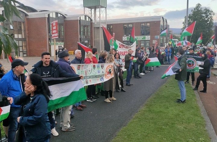 استقبلوا منتخب إسرائيل بالأعلام الفلسطينية! فيديو لعشرات الأيرلنديين يحتجون على مباراة كرة قدم مع فريق الاحتلال