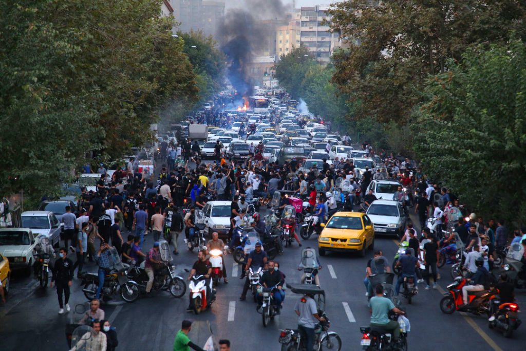 حرية اللباس كانت الشرارة الأولى.. ما أسباب استمرار الاحتجاجات في إيران وهل تهدد نظام خامنئي؟