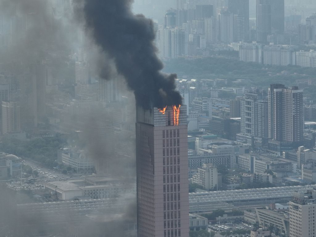حريق “يلتهم” ناطحة سحاب في الصين.. فيديوهات لألسنة النار التي حوّلت البناية الشاهقة إلى كتلة سوداء
