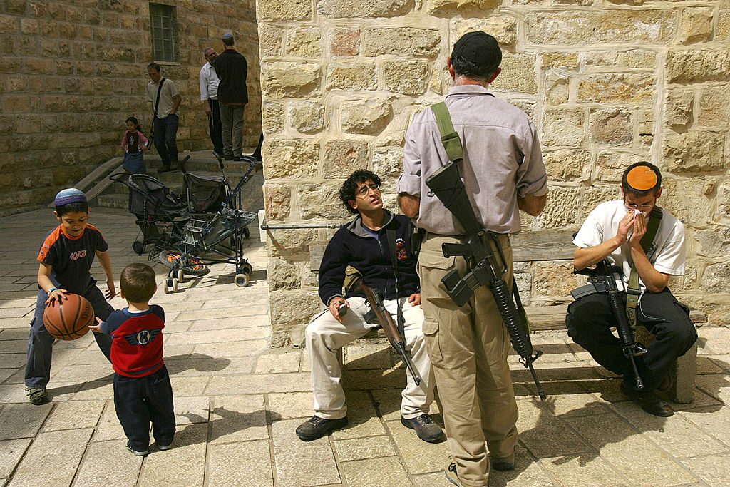 إسرائيل تدعو المستوطنين لحمل السلاح.. رفعت حالة التأهب في القدس وفرضت طوقاً على الضفة والقطاع