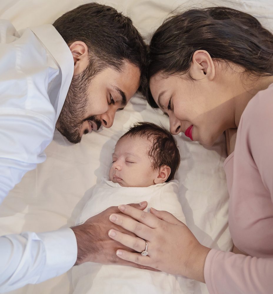 الرضاعة الطبيعية لها فوائد نفسية كبيرة على الأسرة/ shutterstock