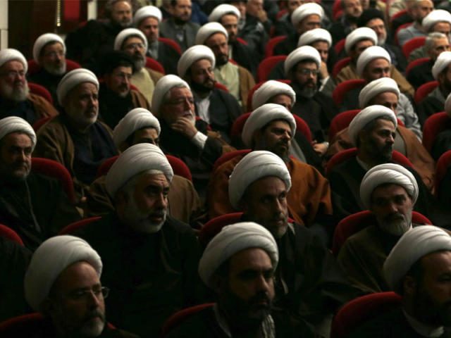 الحكومة الإيرانية تواجه أزمة مع رجال الدين.. انقسامات حادة بعد مقتل “مهسا أميني” زادتها الاحتجاجات
