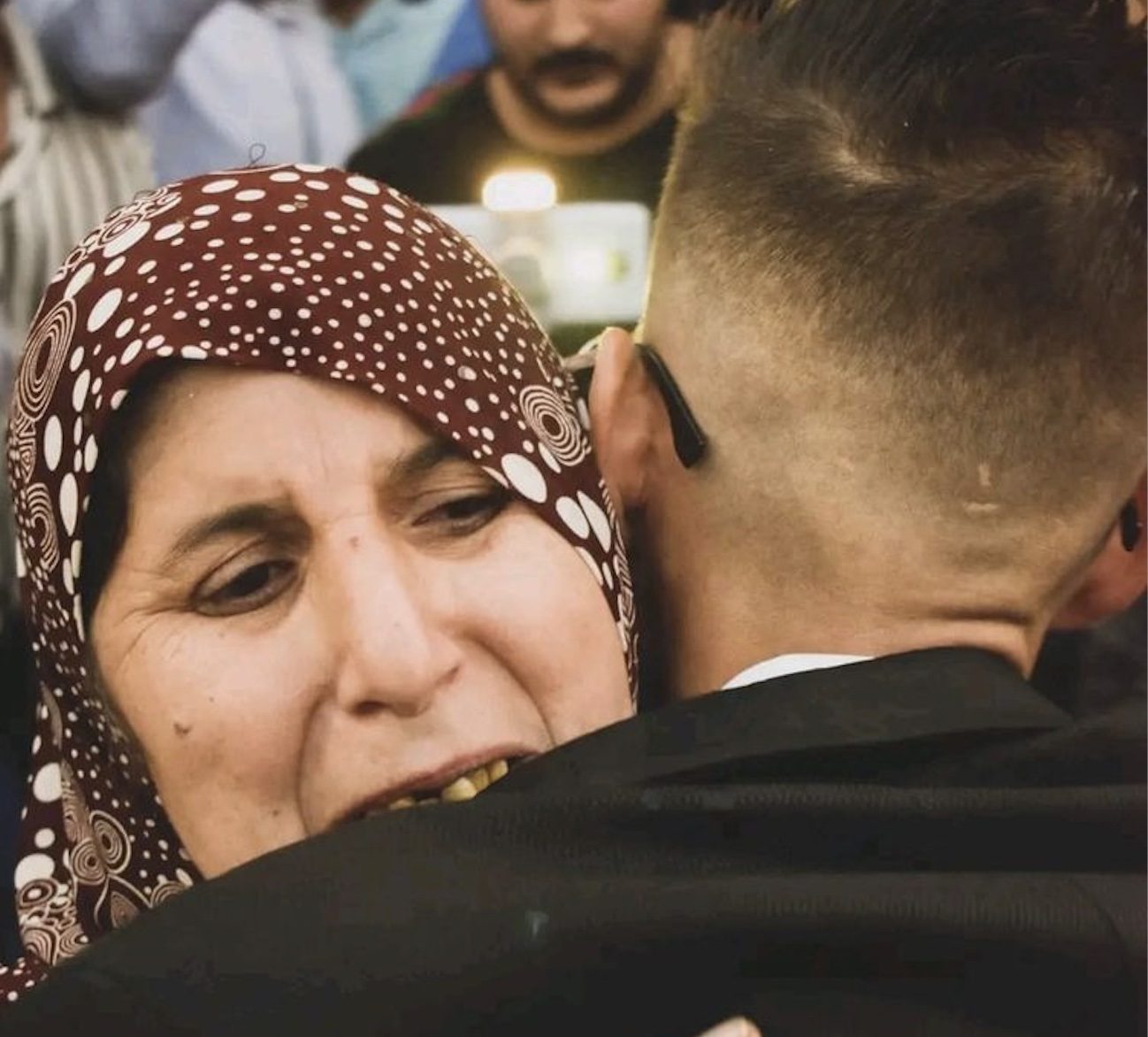 تفاعل معها 3000 شخص بـ400 سيارة! سيدة جزائرية تبكي لتواجد ابنها وحيداً في فرحه، فكانت المفاجأة (فيديو)