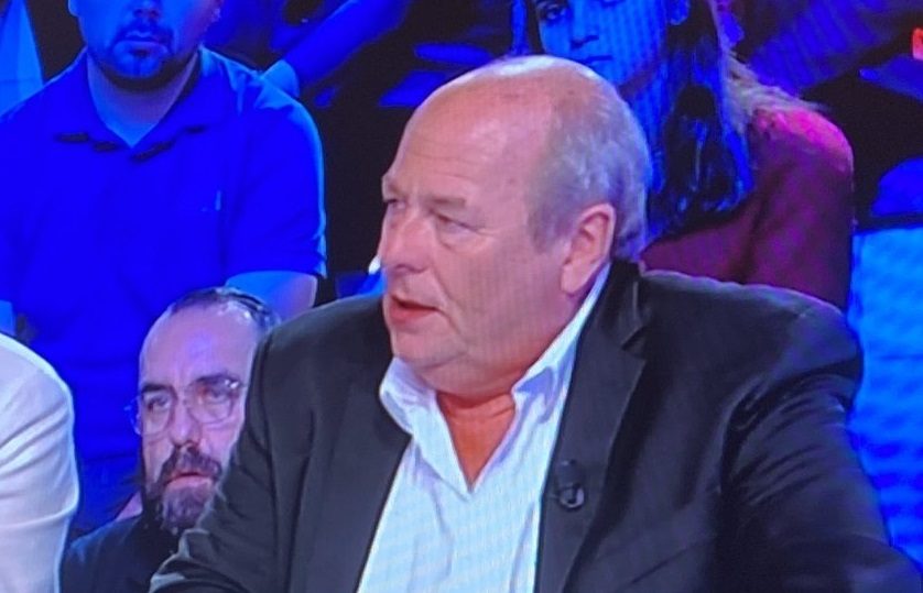 ناشط يميني متطرف يدعو لإبادة المسلمين.. شكر الله لوجود طائفة يهودية في فرنسا (فيديو)