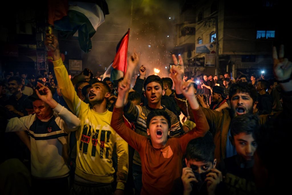 الآلاف يتظاهرون في القدس والضفة بعد استشهاد عدي التميمي.. فصائل تنعيه و”عرين الأسود” تتوعد بالثأر (فيديو)