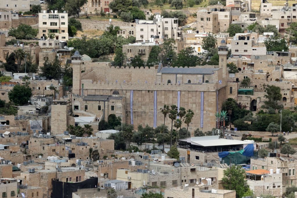 “رقص وغناء صاخب استمر 4 ساعات”.. مستوطنون ينظمون حفلاً موسيقياً داخل الحرم الإبراهيمي (فيديو)