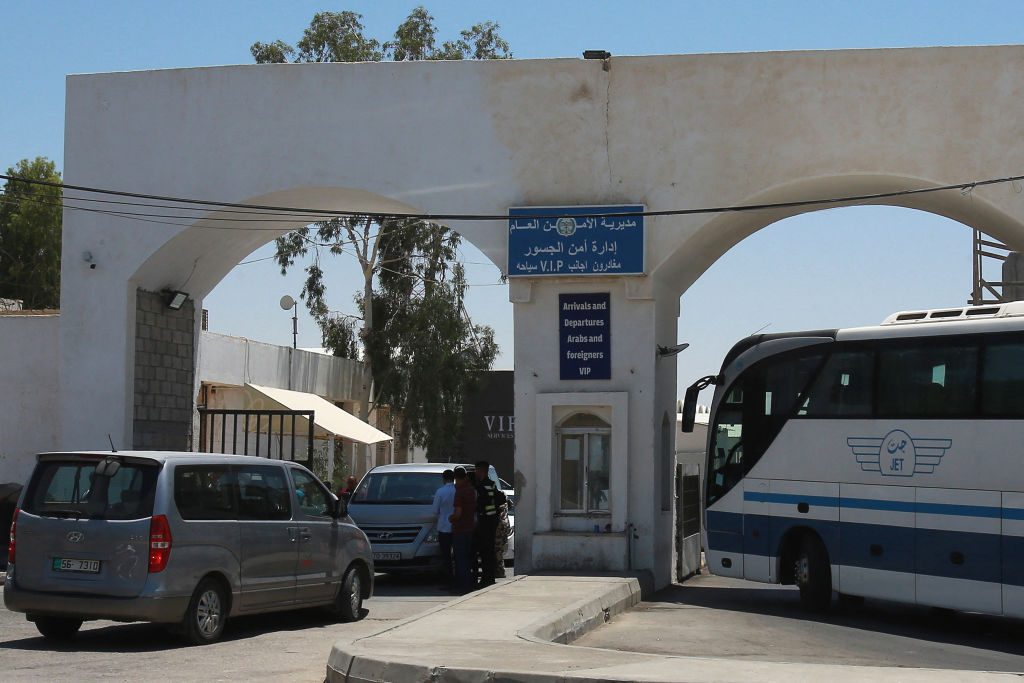 قرارات إسرائيلية جديدة تستهدف الأجانب القادمين للضفة.. قيود تجعل حياتهم العائلية والتوظيف شبه مستحيل