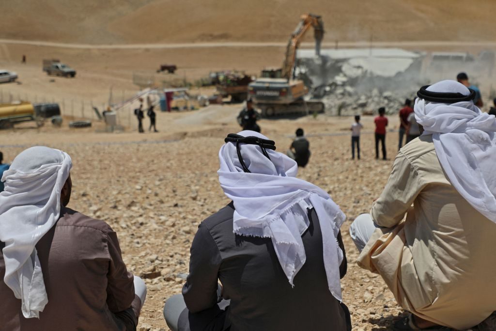 فلسطينيون يلجأون إلى الكهوف لحماية أراضيهم من المصادرة.. الاحتلال يريد تحويلها لمنطقة تدريب عسكري