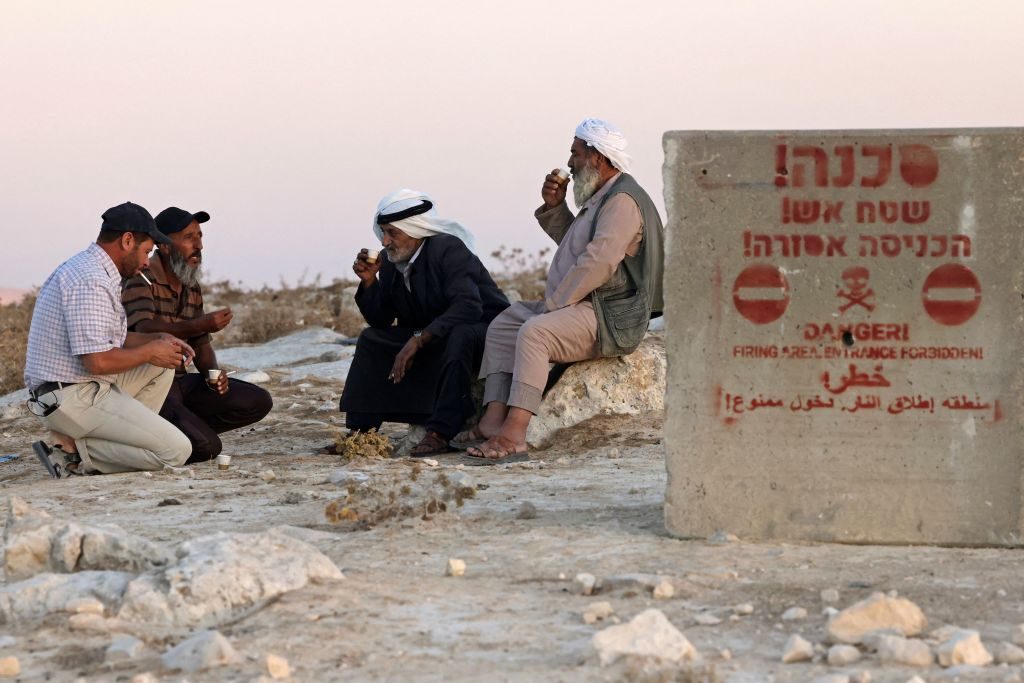 فلسطينيون يلجأون إلى الكهوف لحماية أراضيهم من المصادرة.. الاحتلال يريد تحويلها لمنطقة تدريب عسكري