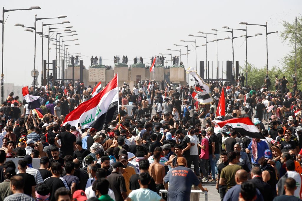 تظاهرات بالعراق لإحياء ذكرى “احتجاجات تشرين”.. مواجهات بين محتجين وقوات الأمن توقع إصابات