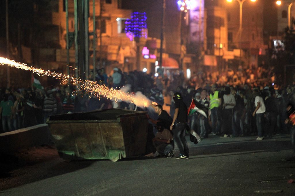 الآلاف يتظاهرون في القدس والضفة بعد استشهاد عدي التميمي.. فصائل تنعيه و”عرين الأسود” تتوعد بالثأر (فيديو)