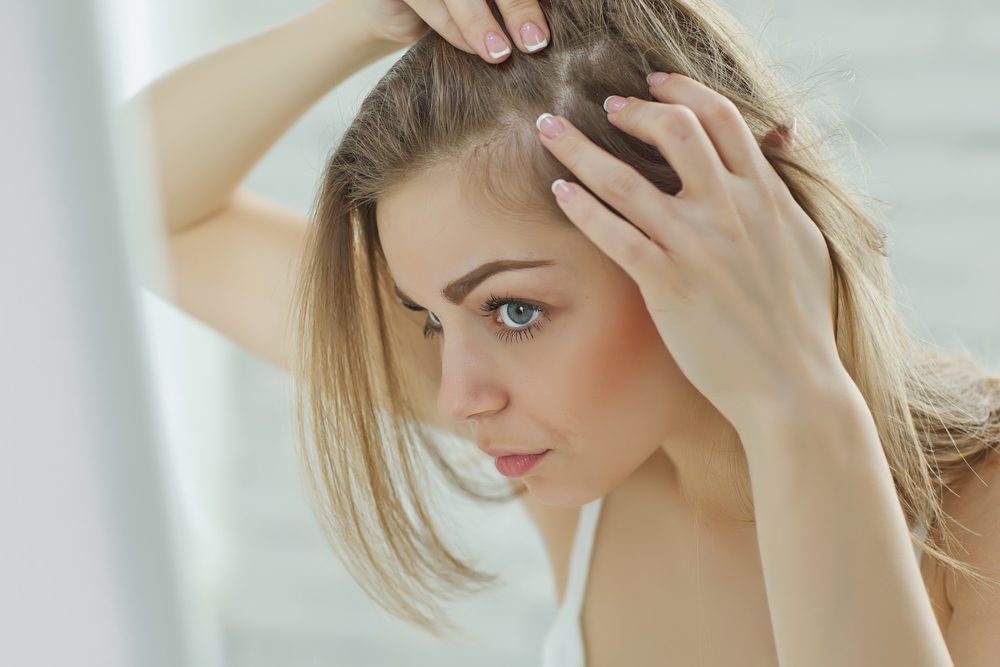 يتناولها كثيرون لإيقاف تساقط الشعر وتعزيز نموه.. هل المكملات الغذائية فعالة حقاً؟