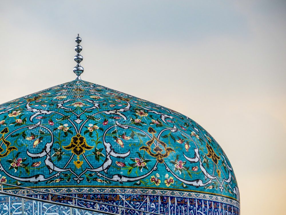 كيف تأثرت ماركة "كارتييه" الفرنسية العالمية للمجوهرات بالفن الإسلامي؟