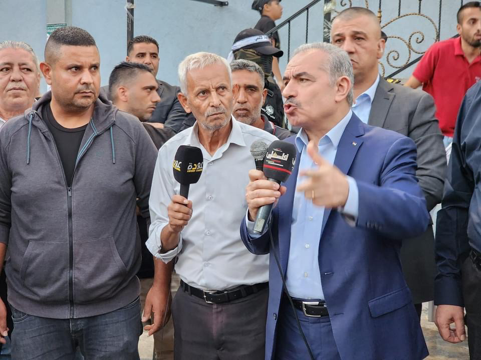 ضعف للسلطة أم استغلال الظهير الشعبي للمقاومة..ماذا يعني دخول محمد أشتية لجنين محاطاً بالمسلحين