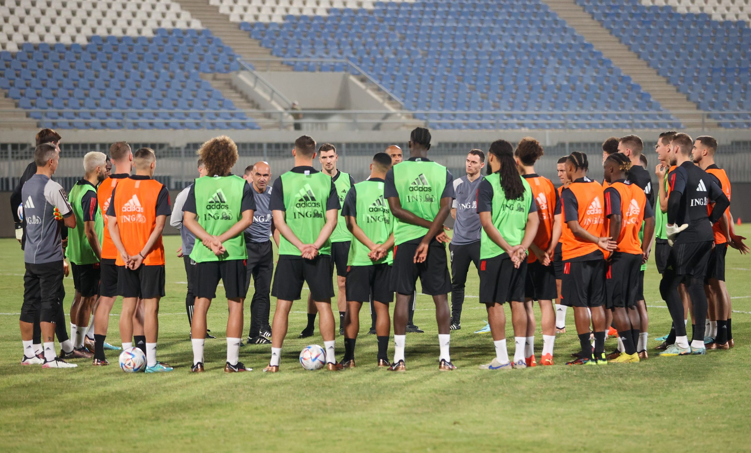 ملك بلجيكا يقود تدريبات منتخب بلده (رويترز)