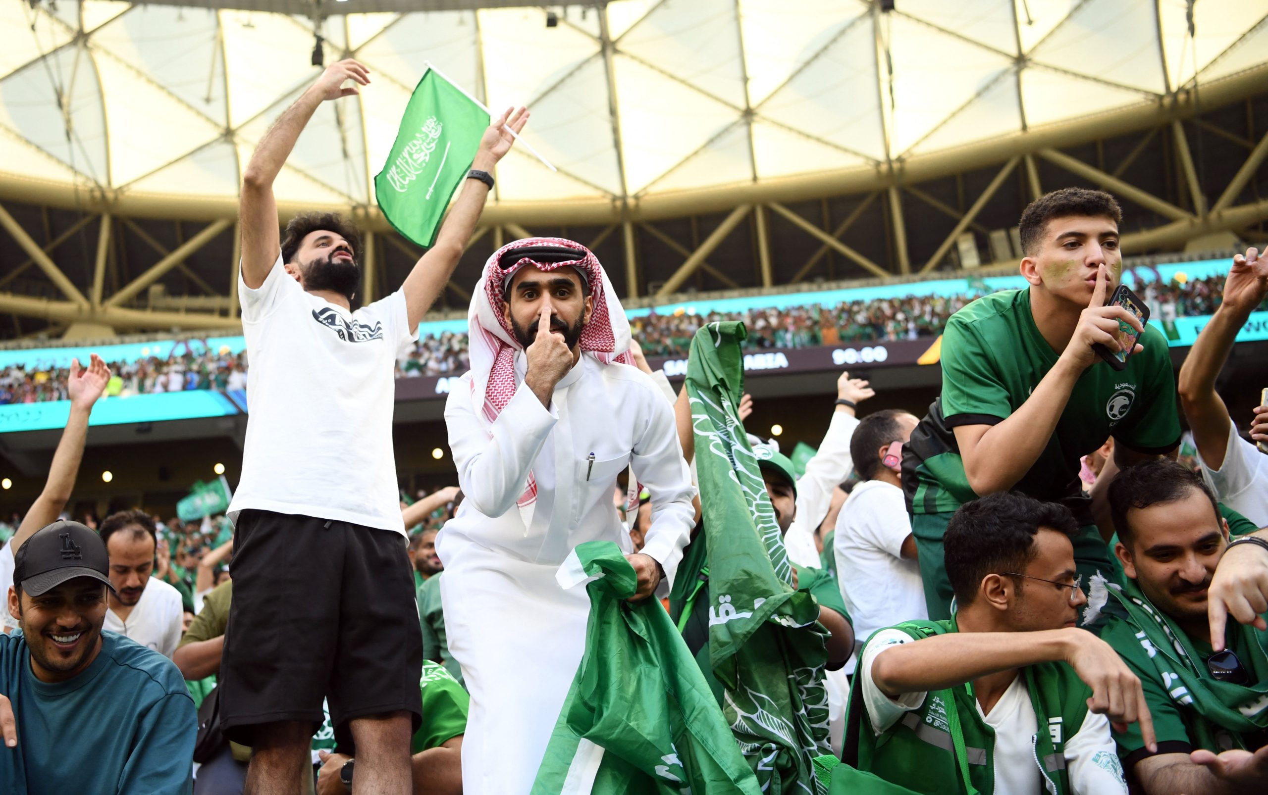 جماهير سعودية تحتفل على طريقة رونالدو (رويترز)