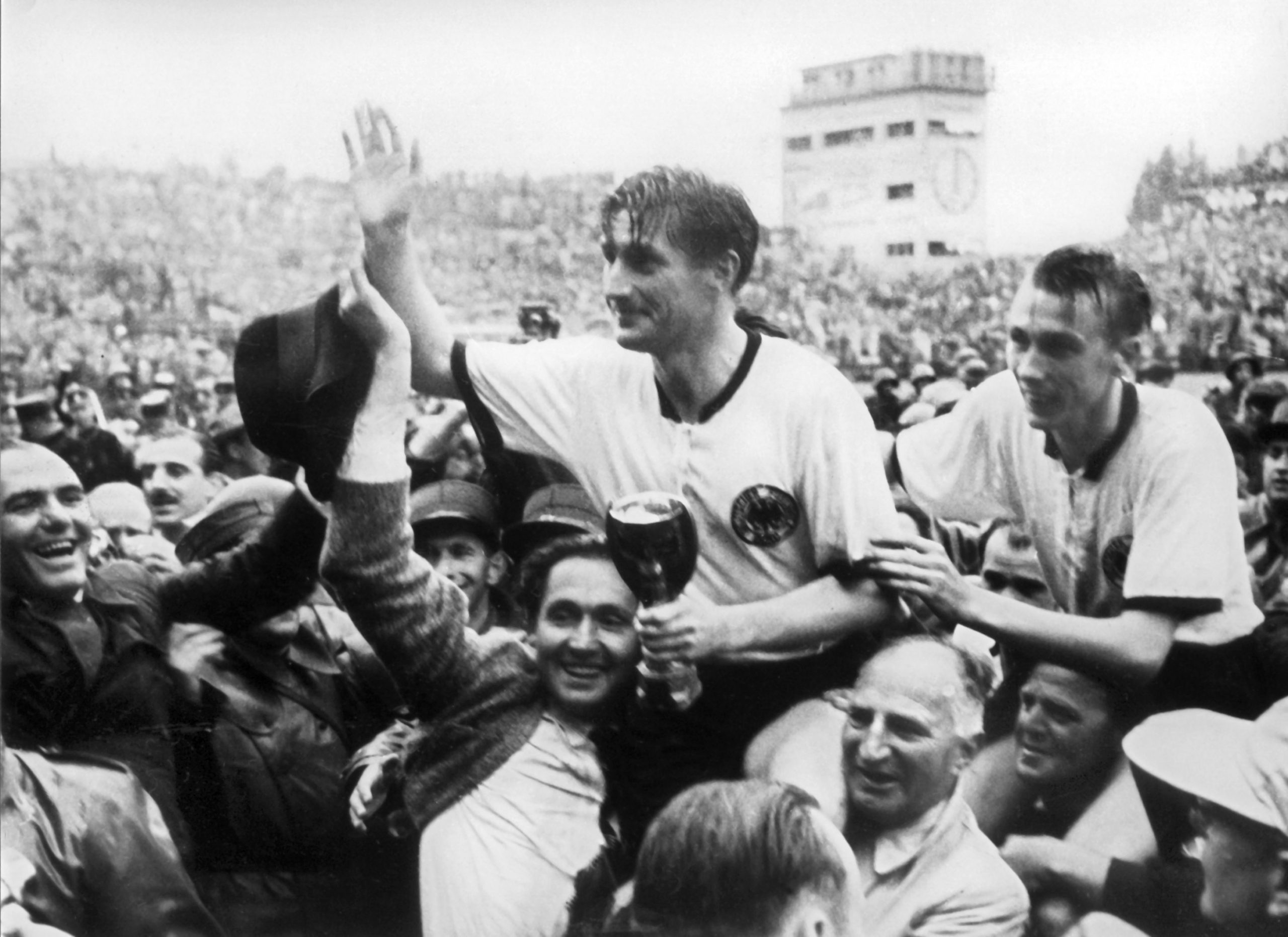 رفع الكأس ناجٍ من الإعدام.. يوم حققت ألمانيا معجزة رياضية وفازت بكأس العالم 1954