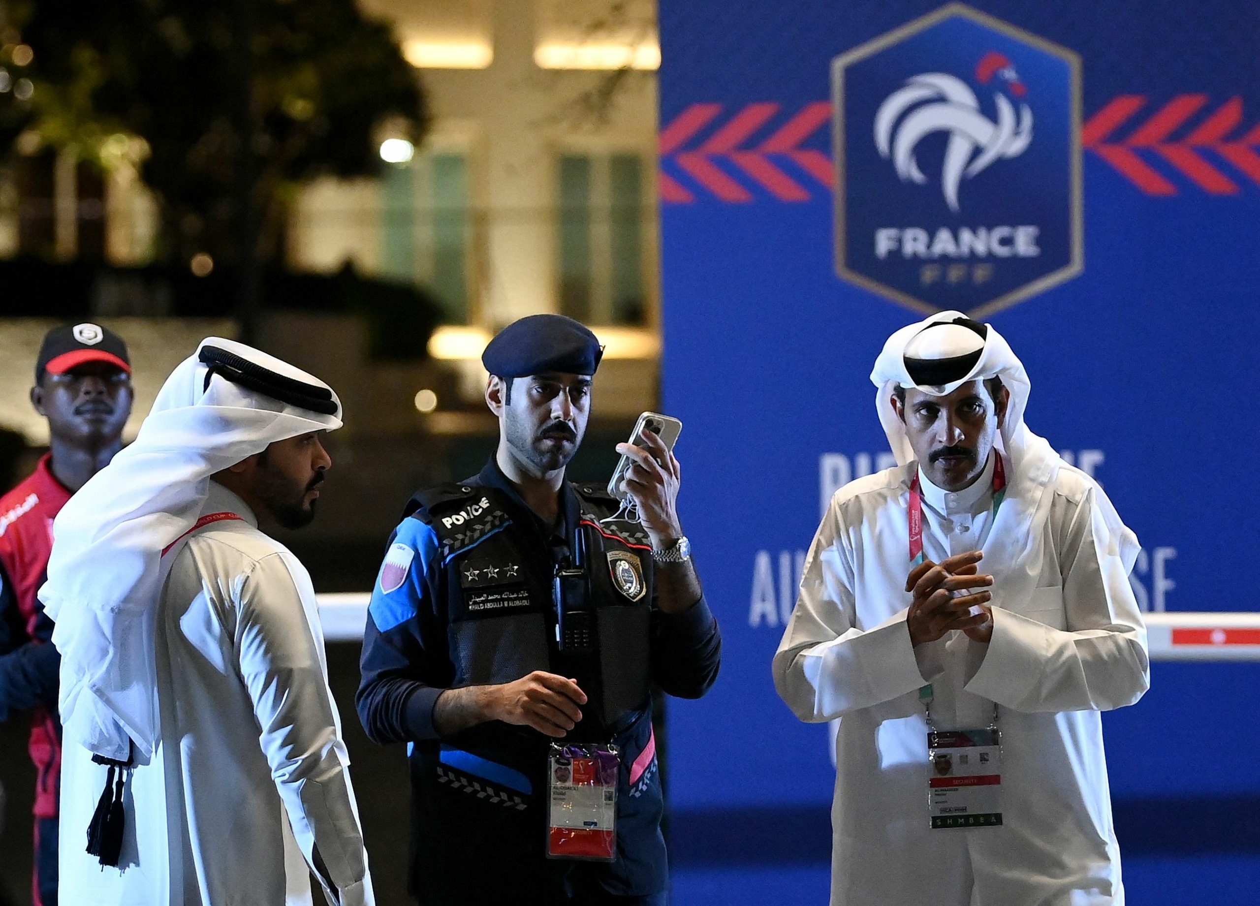 رجل أمن يحبط تهريب مشروب كحولي لأحد ملاعب قطر - gettyimages