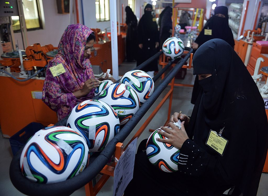بلدة فقيرة تحولت لأكبر مصنع لكرات القدم في العالم.. إليكم حكاية مدينة سيالكوت الباكستانية