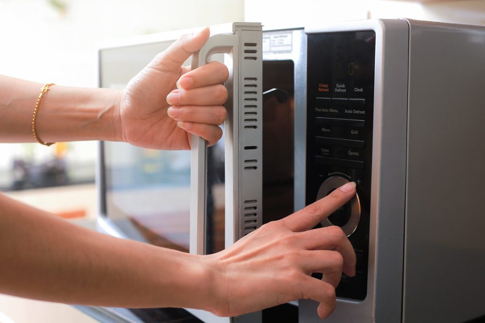 لتسهيل عصر الليمون وتقشير الثوم.. خدع ذكية باستخدام الميكروويف ستجعل حياتك أسهل