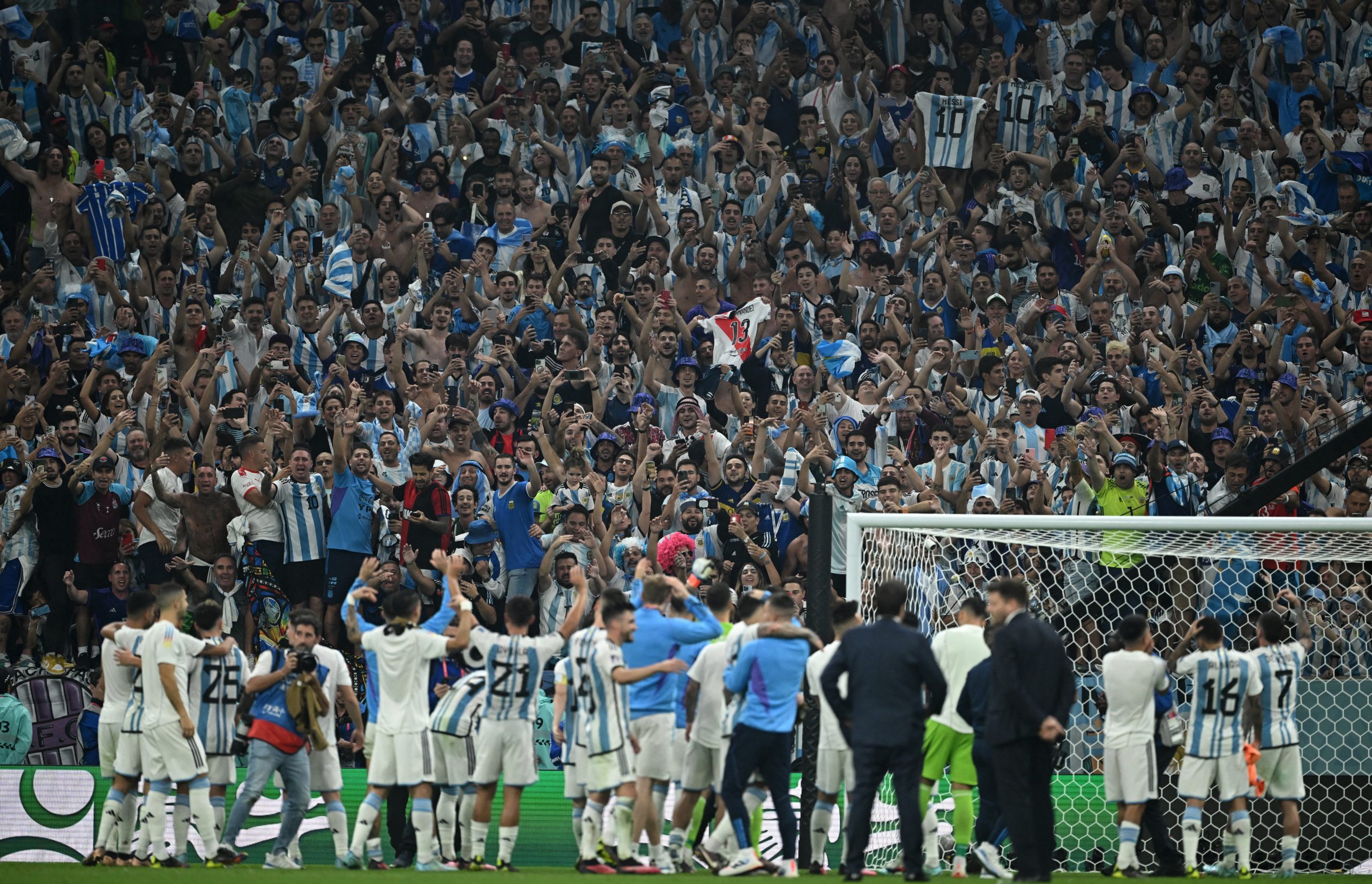 “مارادونا أفضل من بيليه وميسي سيجلب الكأس”.. لاعبو الأرجنتين يحتفلون بأغنية تسخر من البرازيل (فيديو)