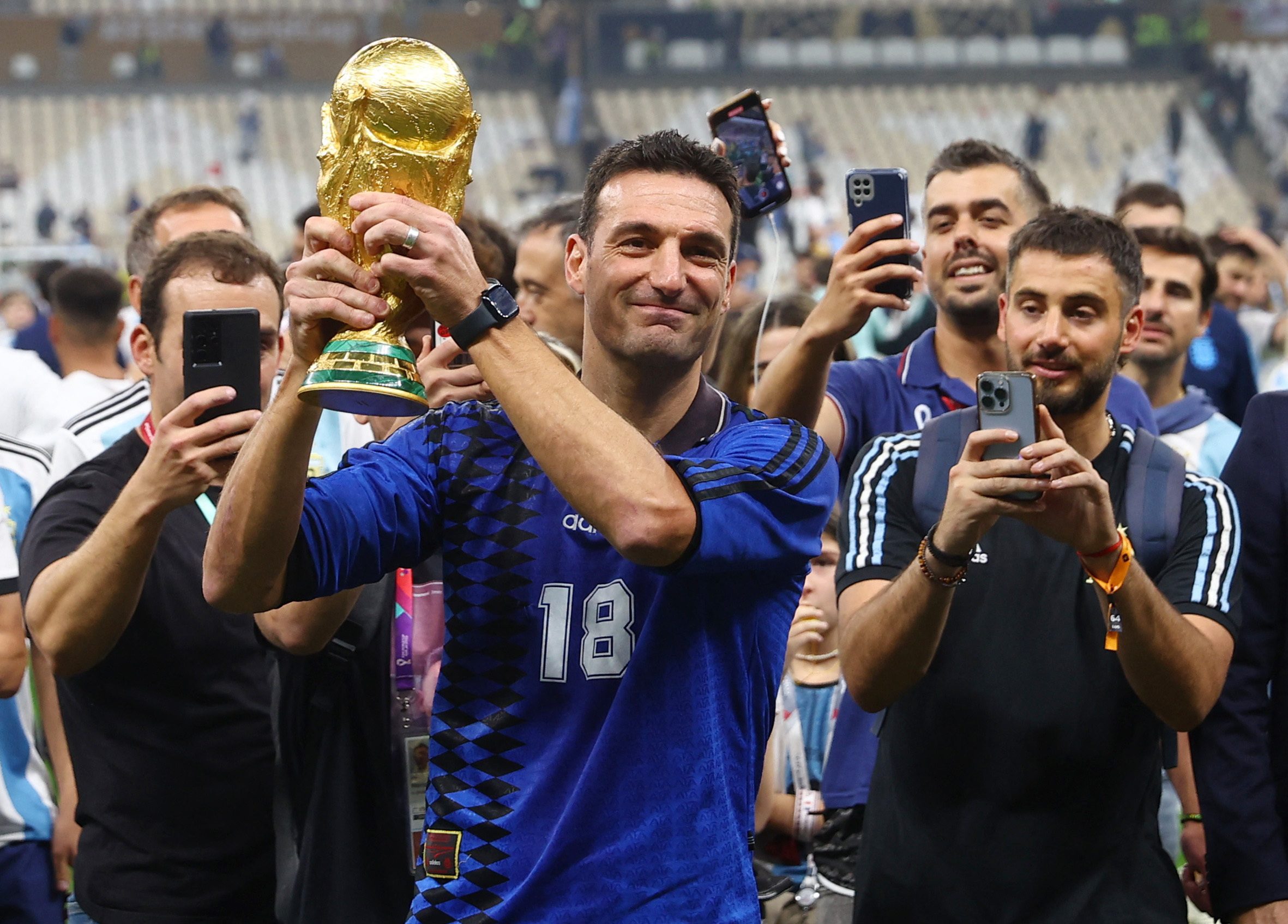 ثاني أصغر مدرب يفوز بكأس العالم.. “سكالوني” يكتب التاريخ بعد تتويج الأرجنتين بكأس العالم