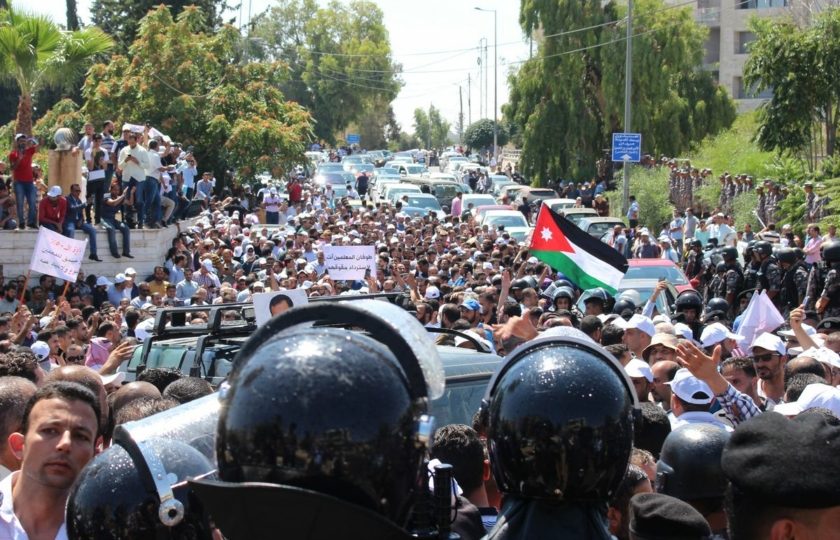 “ثقة الأردنيين بحكومتهم في أدنى مستوى لها بتاريخها”! تقرير: المواطنون منزعجون من الوضع الاقتصادي والفساد