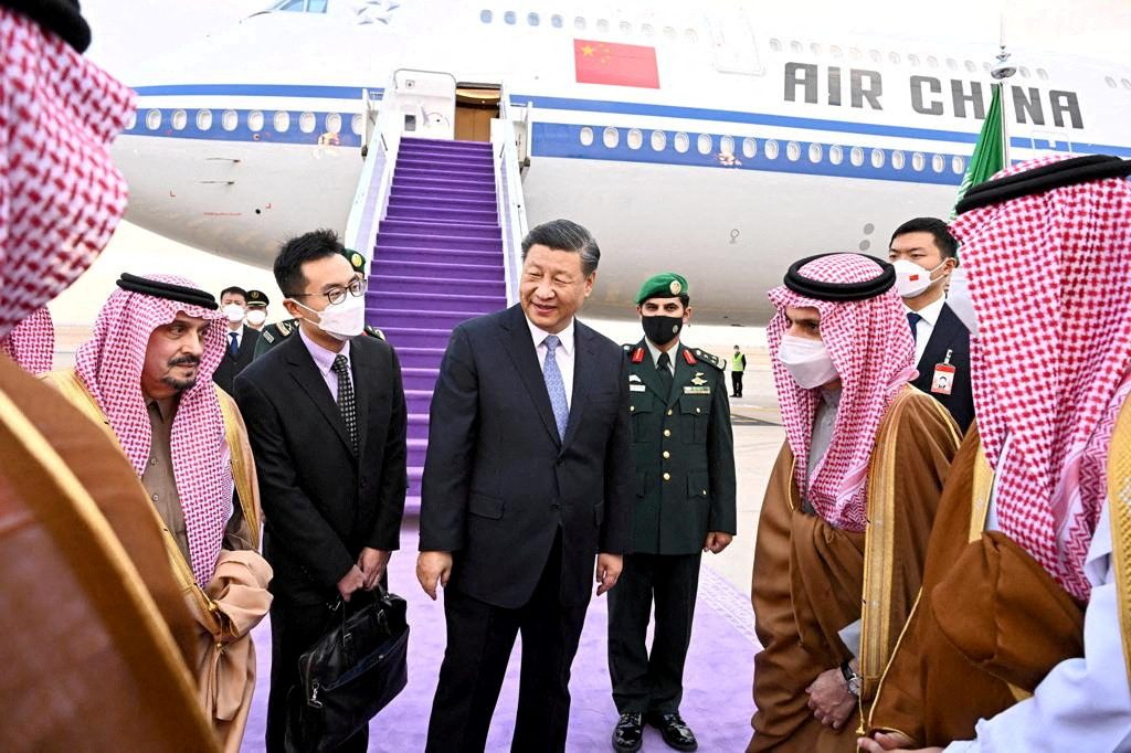 الصين تعتزم رفع علاقاتها سعودياً وخليجياً وعربياً لمستوى “جديد”.. وأمريكا: بكين تحاول بسط نفوذها حول العالم