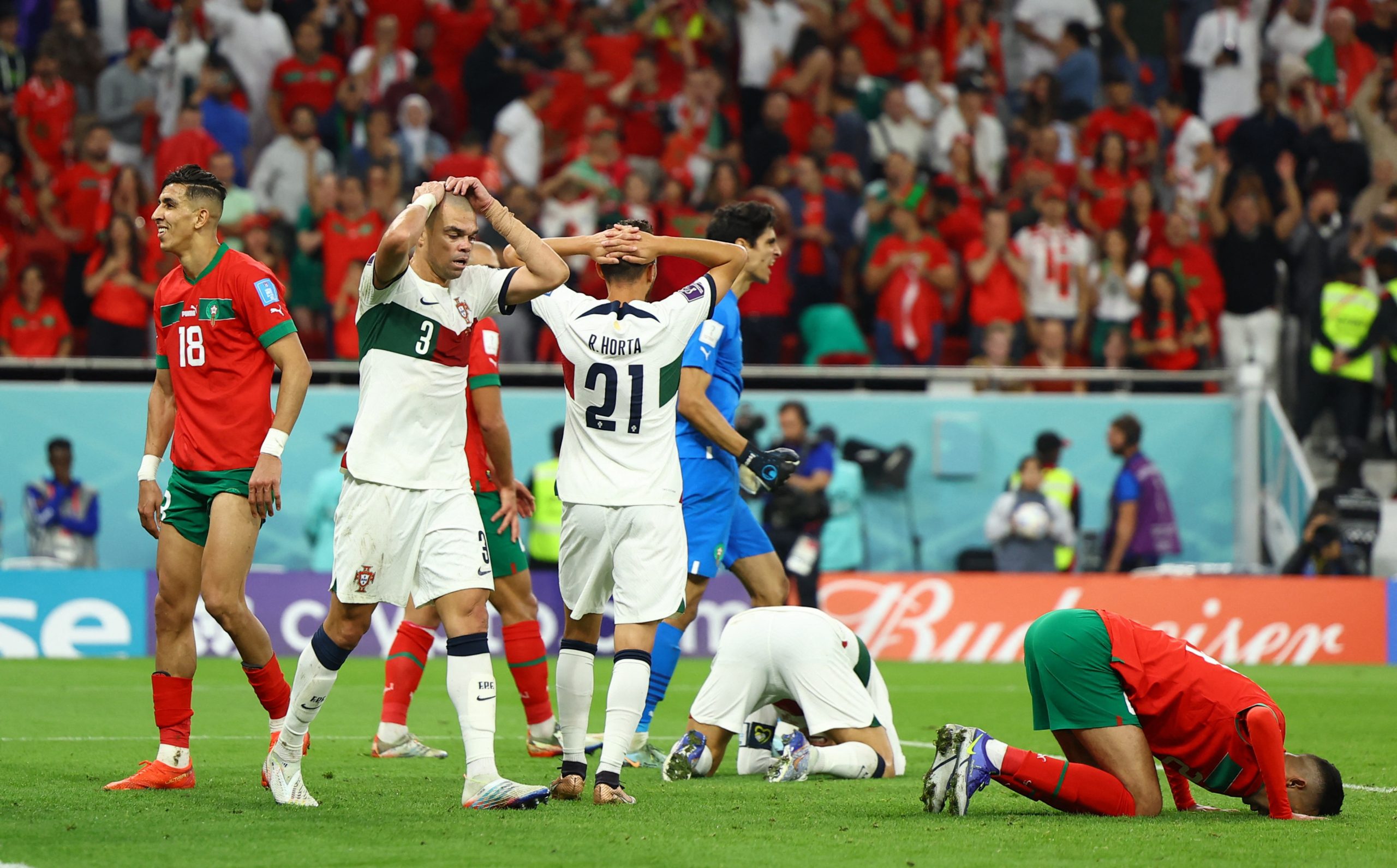أغرب لقطة في مباراة المغرب والبرتغال (رويترز)