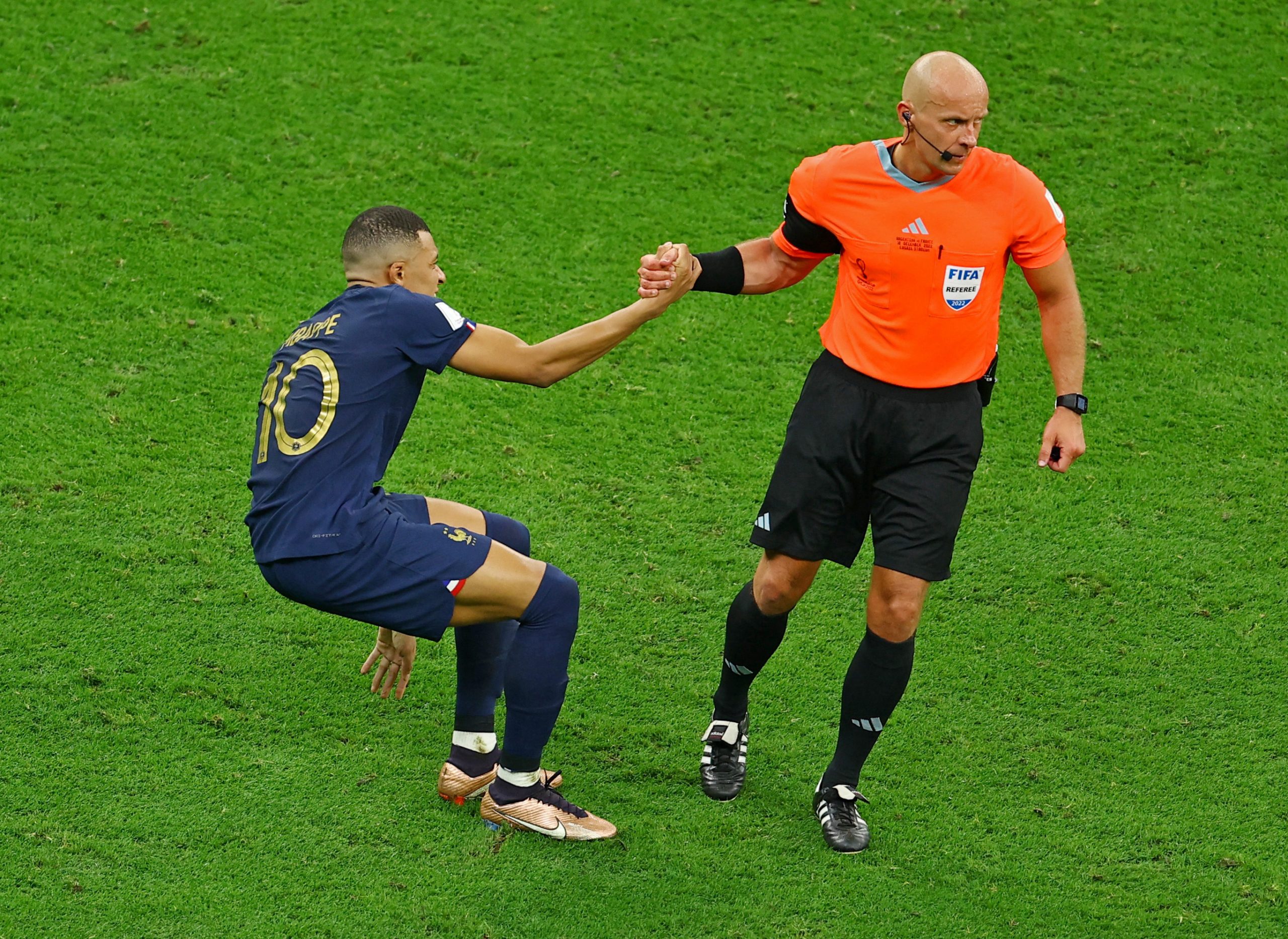 تصريحات مثيرة لحكم نهائي كأس العالم (رويترز)
