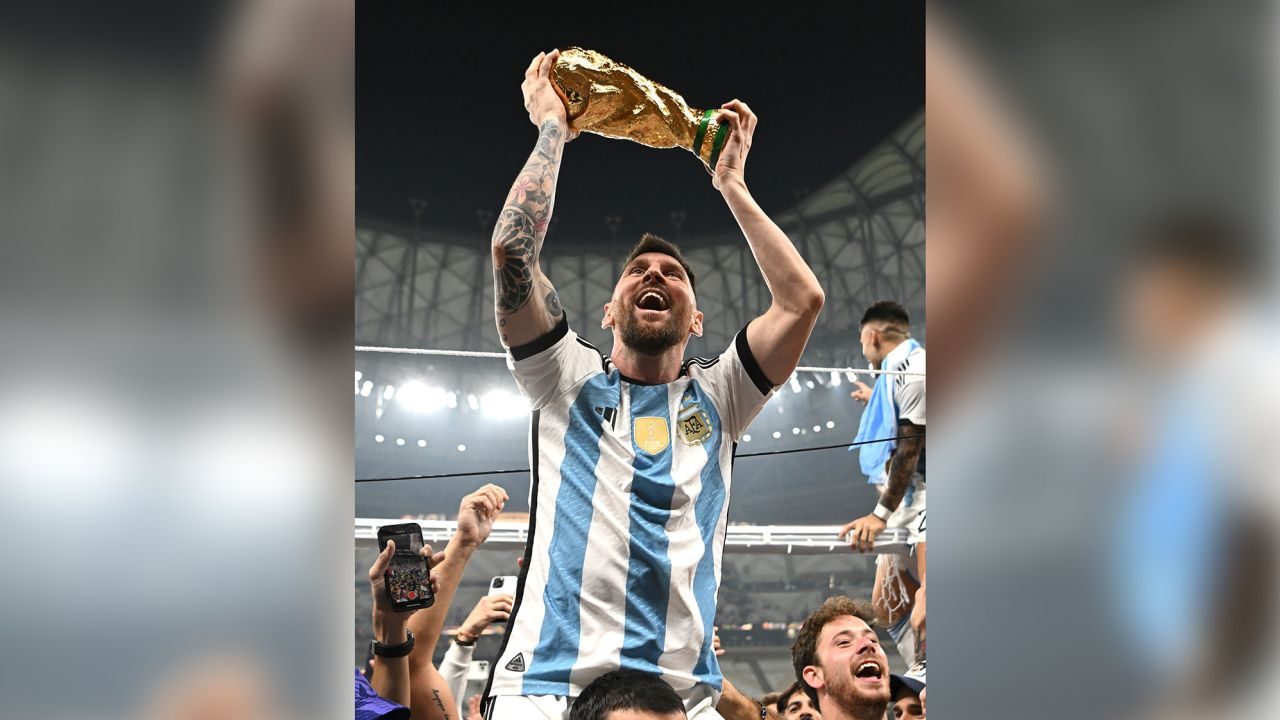 حققت 71 مليون إعجاب! تفاصيل صورة ميسي وهو يحمل كأس العالم والتي كسرت أرقام إنستغرام