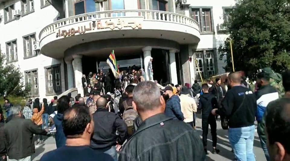 طالبوا بإسقاط الأسد ومزقوا صوره.. سوريون غاضبون يقتحمون مقر محافظة السويداء ويضرمون النار فيه