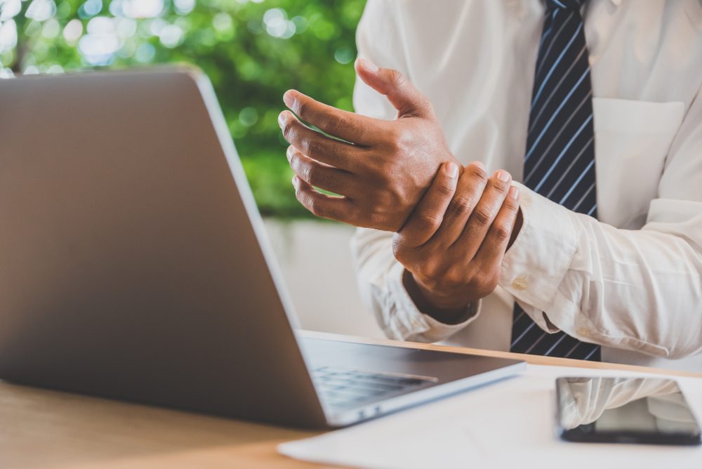 يسبب الألم والتورم وصعوبة في استخدام اليدين بطريقة طبيعية.. ما هو التهاب أوتار الرسغ وأعراضه؟