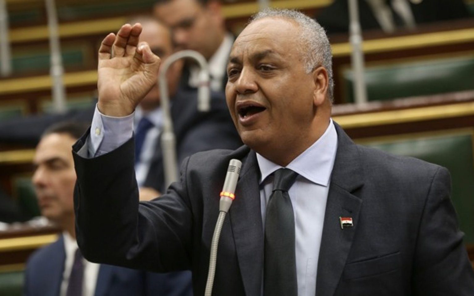 دعوة إعلامي مصري الشعب للتقشف من أجل الوطن تثير موجة من الانتقادات.. طالبوه بالتنازل عن نصف راتبه