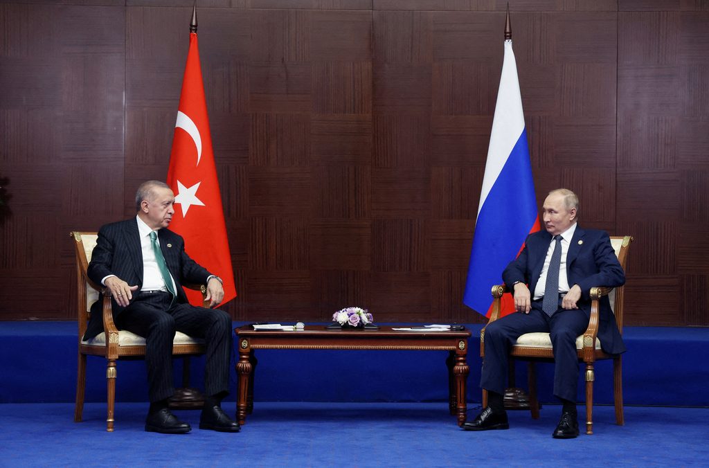 أردوغان يؤكد لبوتين: تركيا مستعدة للقيام بمهمة الوسيط من أجل إحلال سلام دائم بين روسيا وأوكرانيا