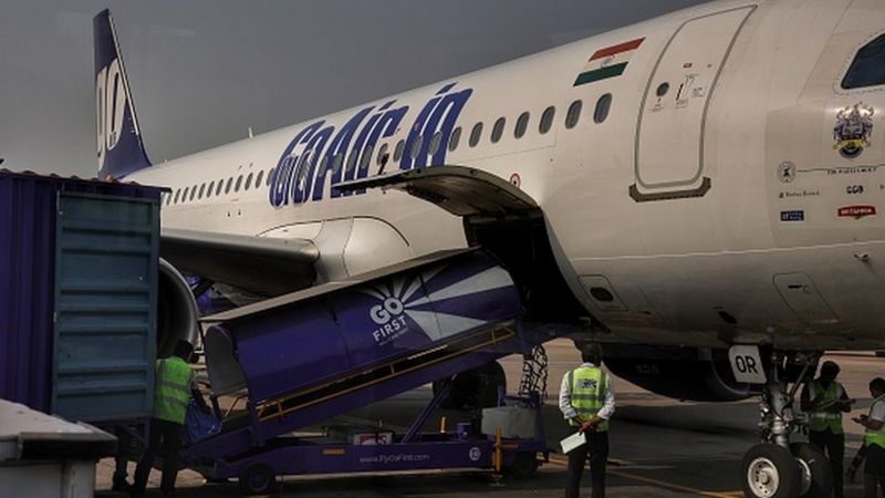 “شاهدوا رحلتهم تقلع بدونهم”! طائرة هندية تنسى 50 راكباً في المطار وتغادر إلى وجهتها