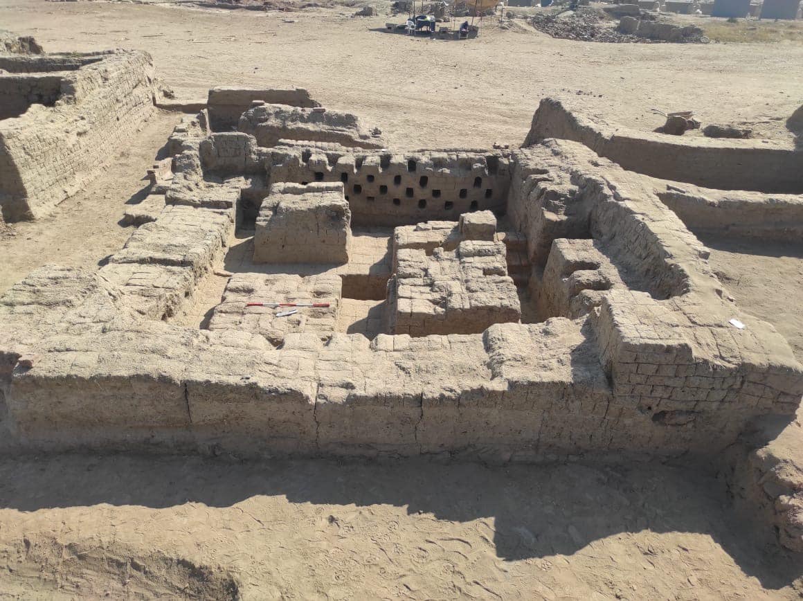 مصر تعلن اكتشاف “أهم وأقدم” مدينة في الأقصر.. تضم مباني سكنية وورشاً صناعية ومقتنيات أثرية (صور)