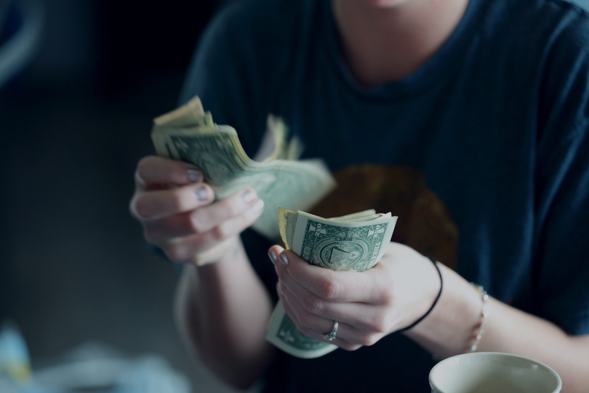 عاشت بهوية مزيفة وخضعت لعملية تجميل.. القبض على موظفة بنك بعد 25 عاماً من سرقتها نصف مليون دولار