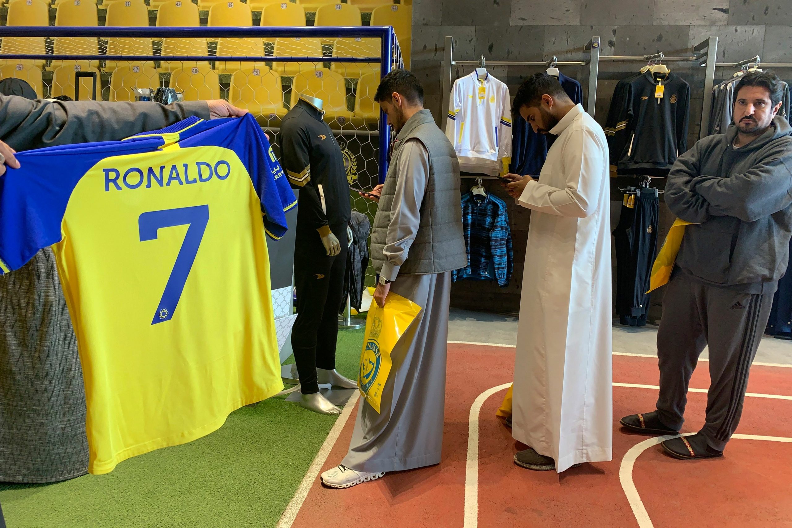 إقبال على متاجر النصر قبل وصول رونالدو إلى السعودية - gettyimages