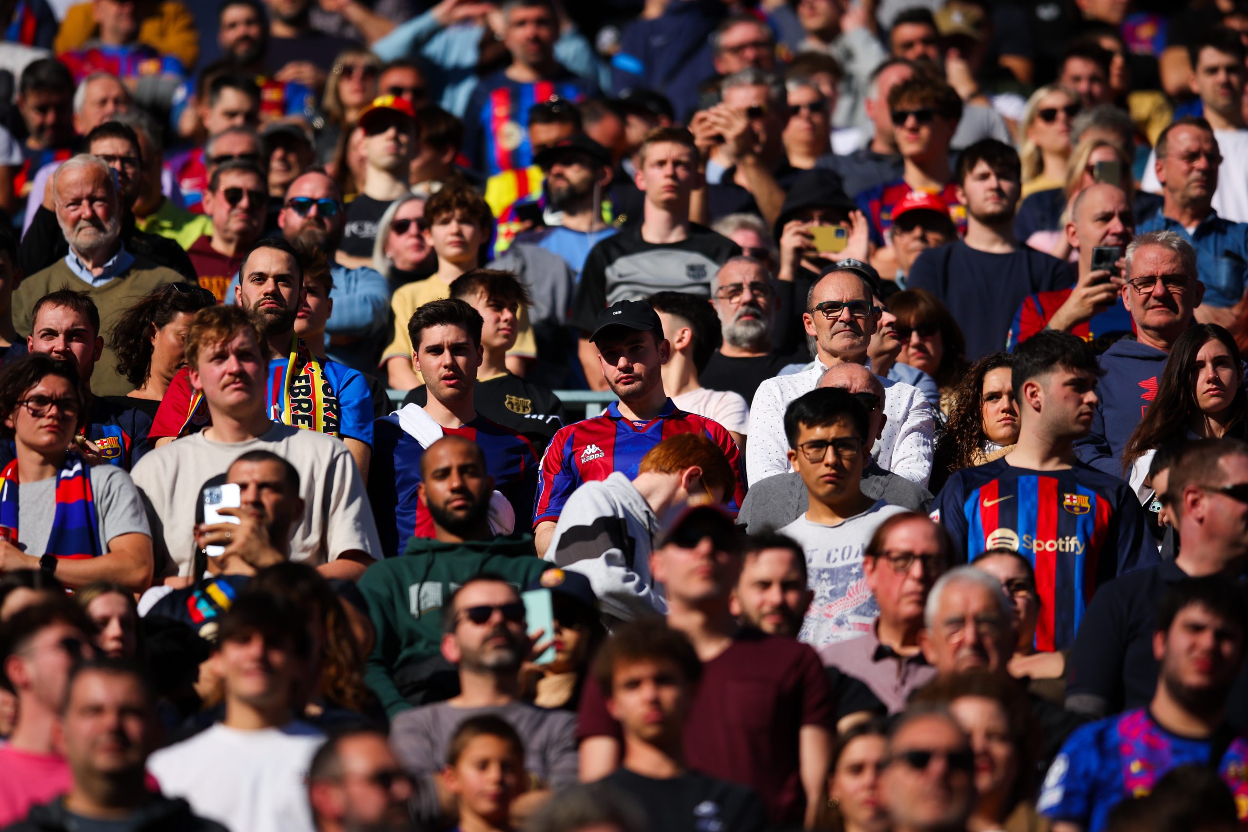 لاعبو برشلونة يفاجئون أطفالاً كانوا في المدرجات - gettyimages