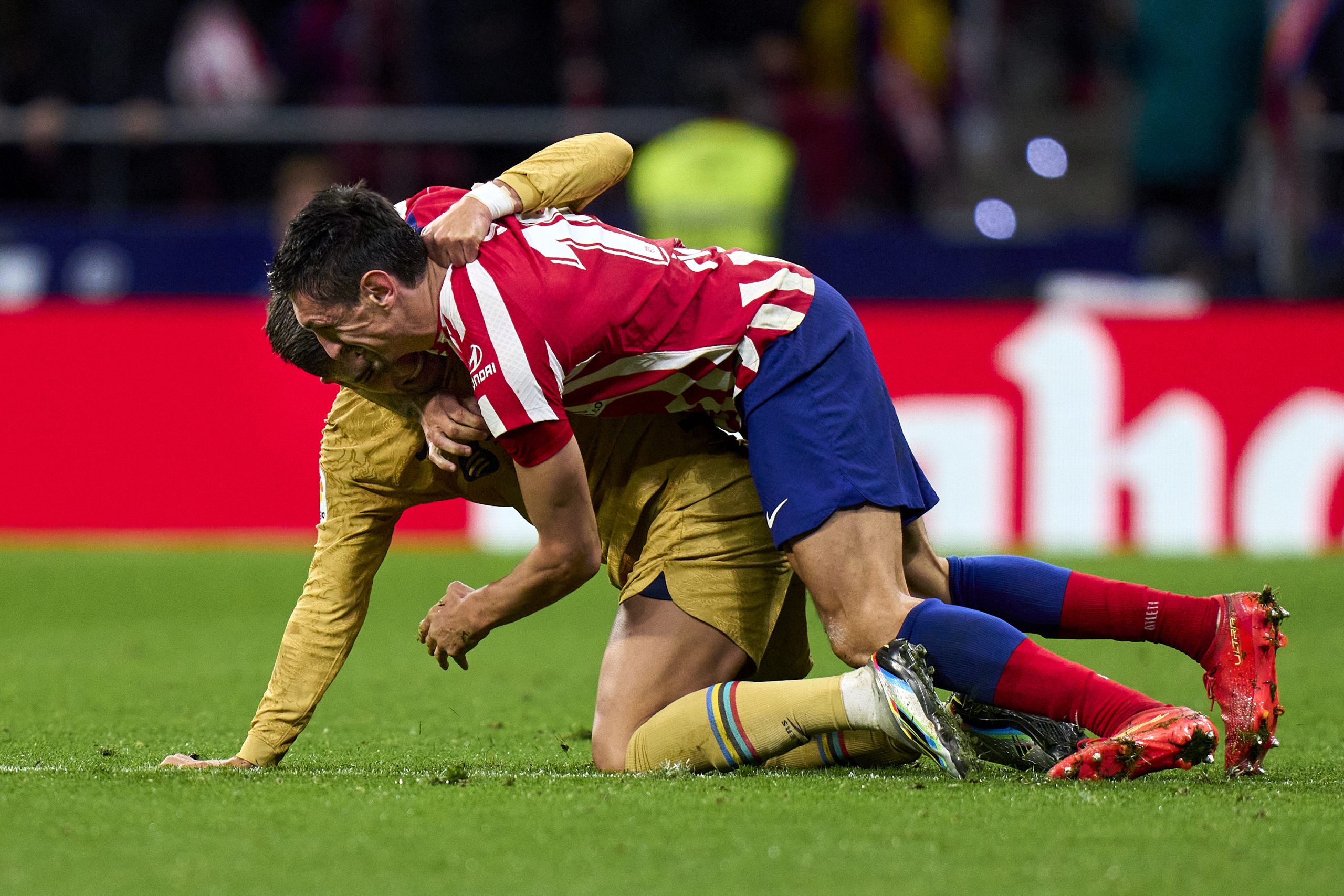 طرد سافيتش وتوريس في مباراة أتلتيكو مدريد وبرشلونة - gettyimages