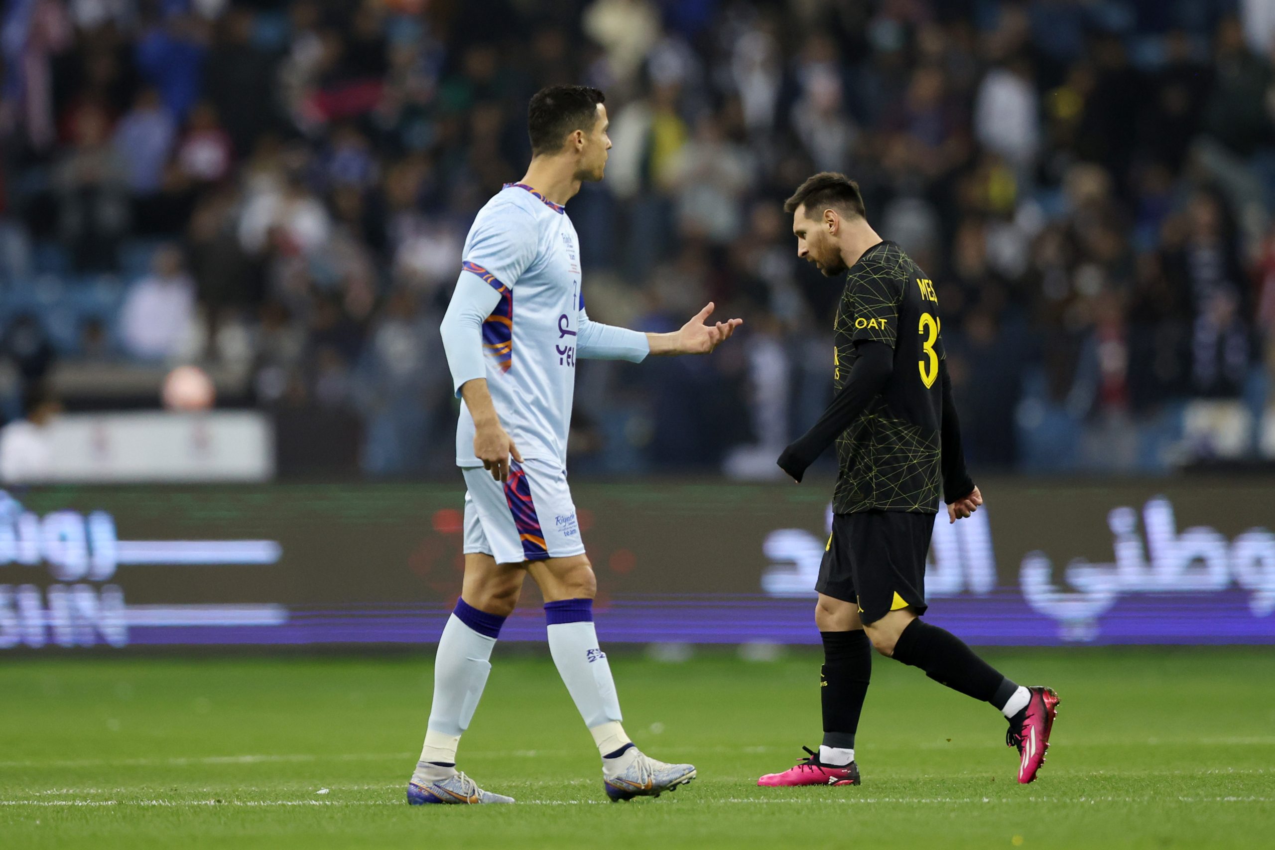 مصافحة ميسي ورونالدو خلال مباراة الهلال والنصر ضد باريس سان جيرمان - gettyimages