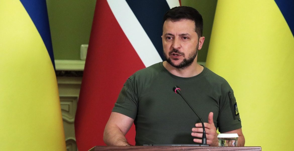 سافروا لقضاء العطلة بينما “أبناء جلدتهم يحاربون”! تقرير يكشف دوافع إقالة زيلينسكي مسؤولين كباراً