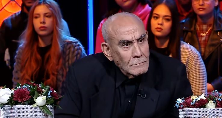 دعا إلى نزع الحجاب عن النساء.. ضجة على مواقع التواصل بسبب تصريحات فنان تونسي أغضبت الجميع