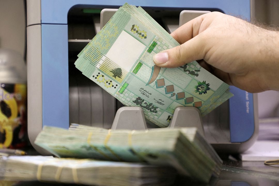 ماذا تعني “الدولرة” التي يبدو أن لبنان يتجه لتبنّيها وهل تحل أزمته؟ إليك تجارب الدولة المشابهة