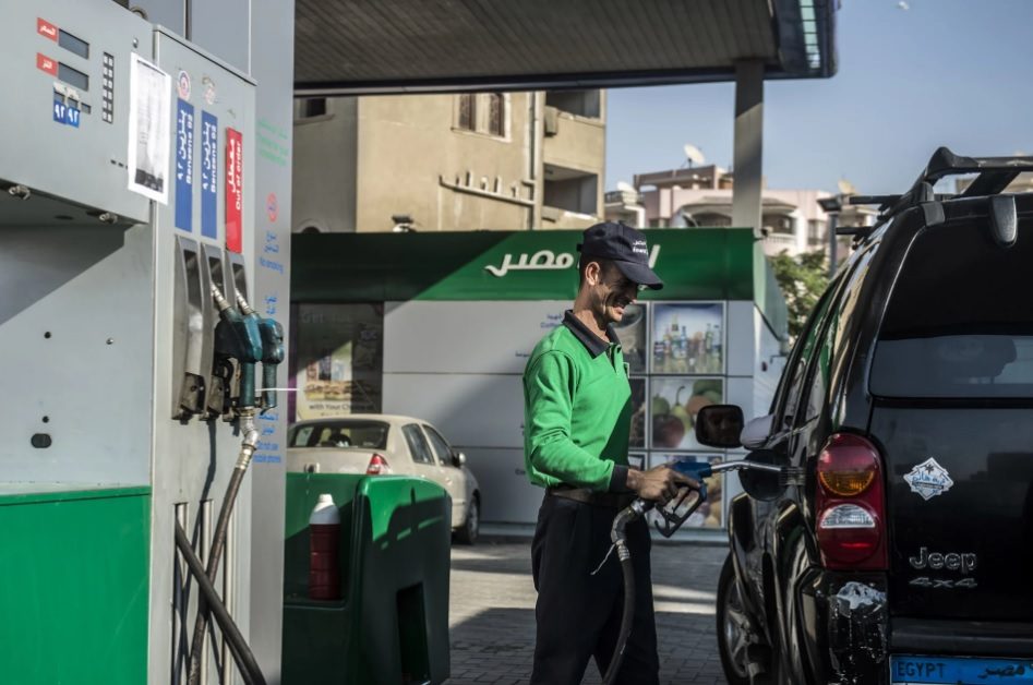 زيادة أسعار البنزين بمصر تُشعل مواقع التواصل.. الناشطون انتقدوا القرار وطالبوا إعلاميي النظام بعدم التبرير