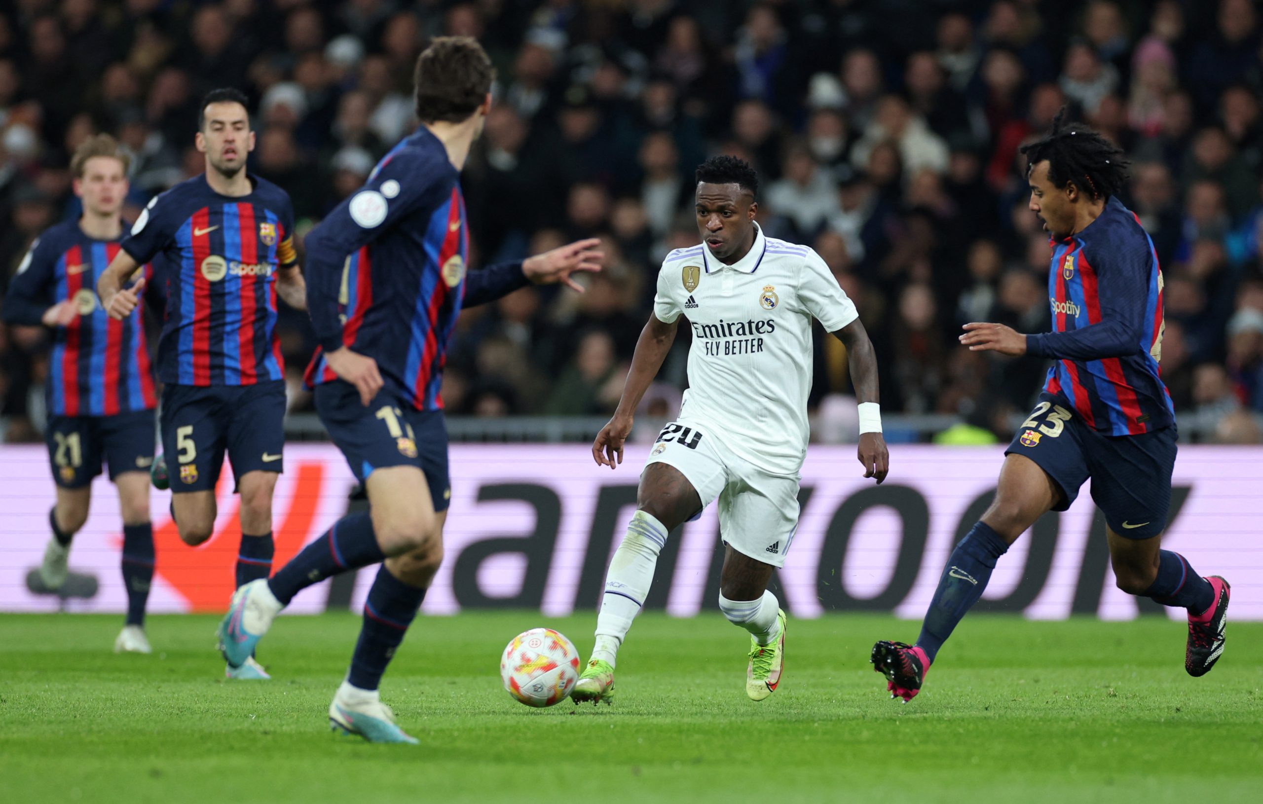موعد مباراة برشلونة وريال مدريد اليوم (رويترز)